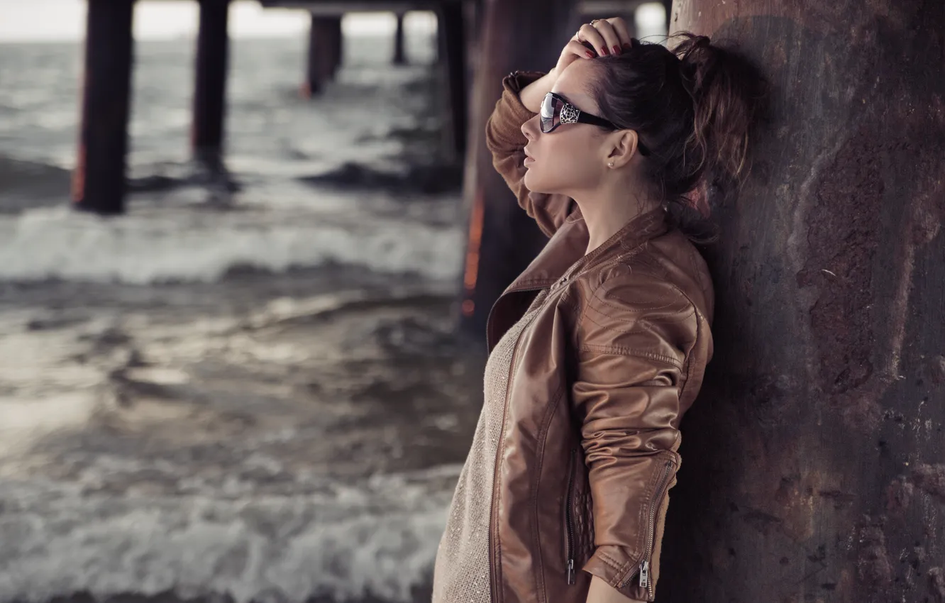 Фото обои море, девушка, профиль, шатенка, сваи, тёмные очки