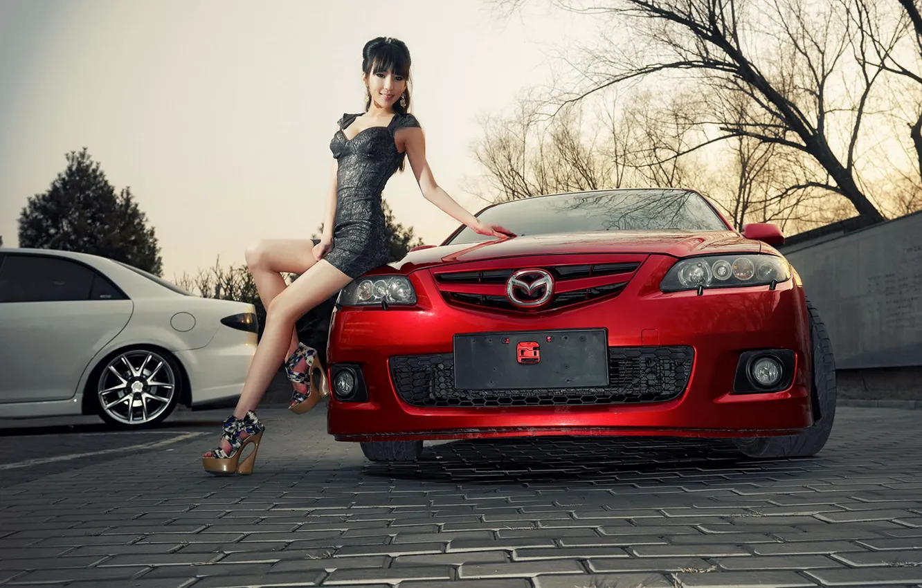 Фото обои взгляд, Девушки, Mazda, азиатка, красивая девушка, красный авто, красивое платье, позирует над машиной
