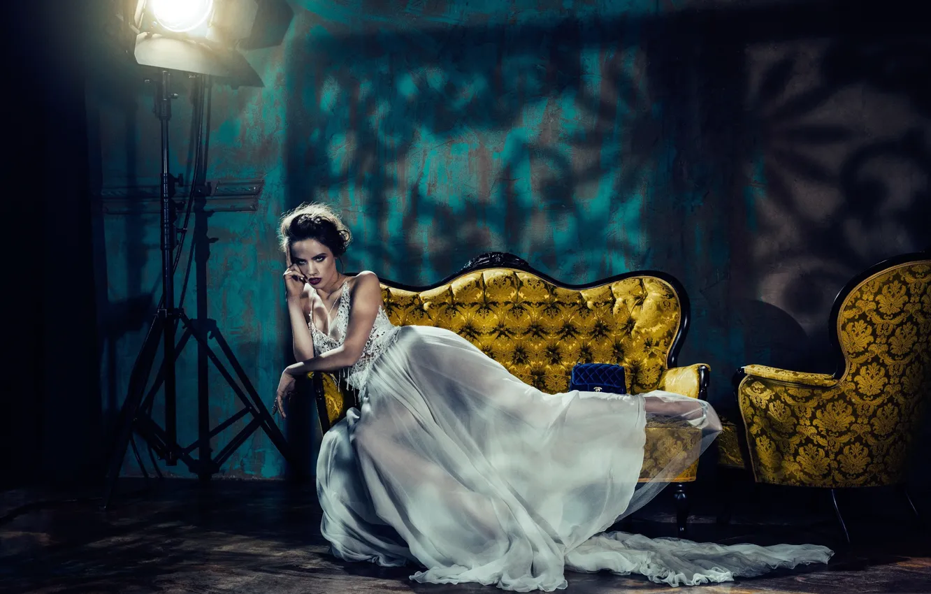Фото обои девушка, диван, модель, интерьер, кресло, платье, мода, студия