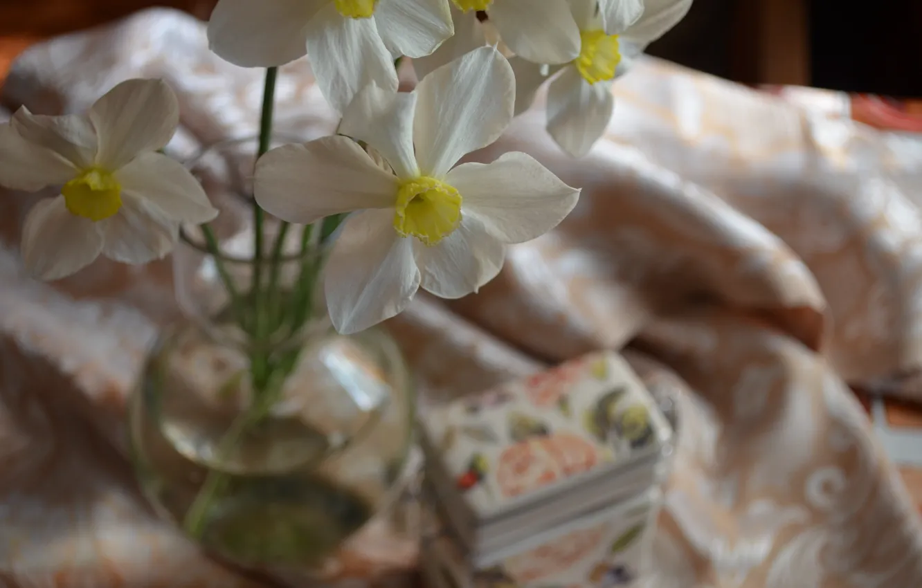 Фото обои ваза, жёлтые, скатерть, нарциссы, белый цвет