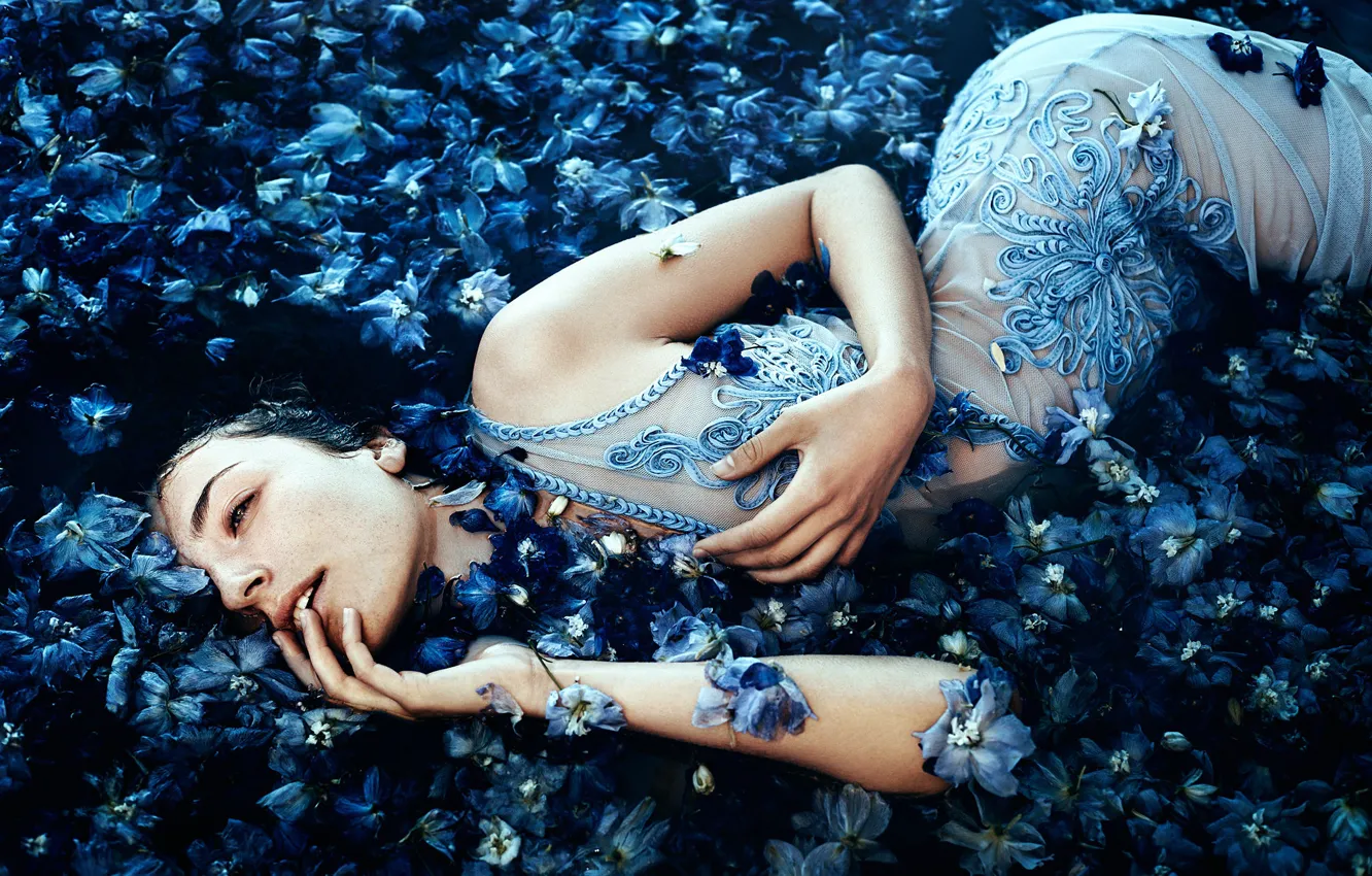 Фото обои девушка, цветы, в воде, Bella Kotak, A sea of blue flowers, Ella Grace Denton