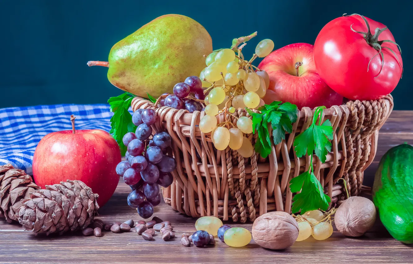 Фото обои стол, яблоки, полотенце, виноград, груша, фрукты, орехи, натюрморт