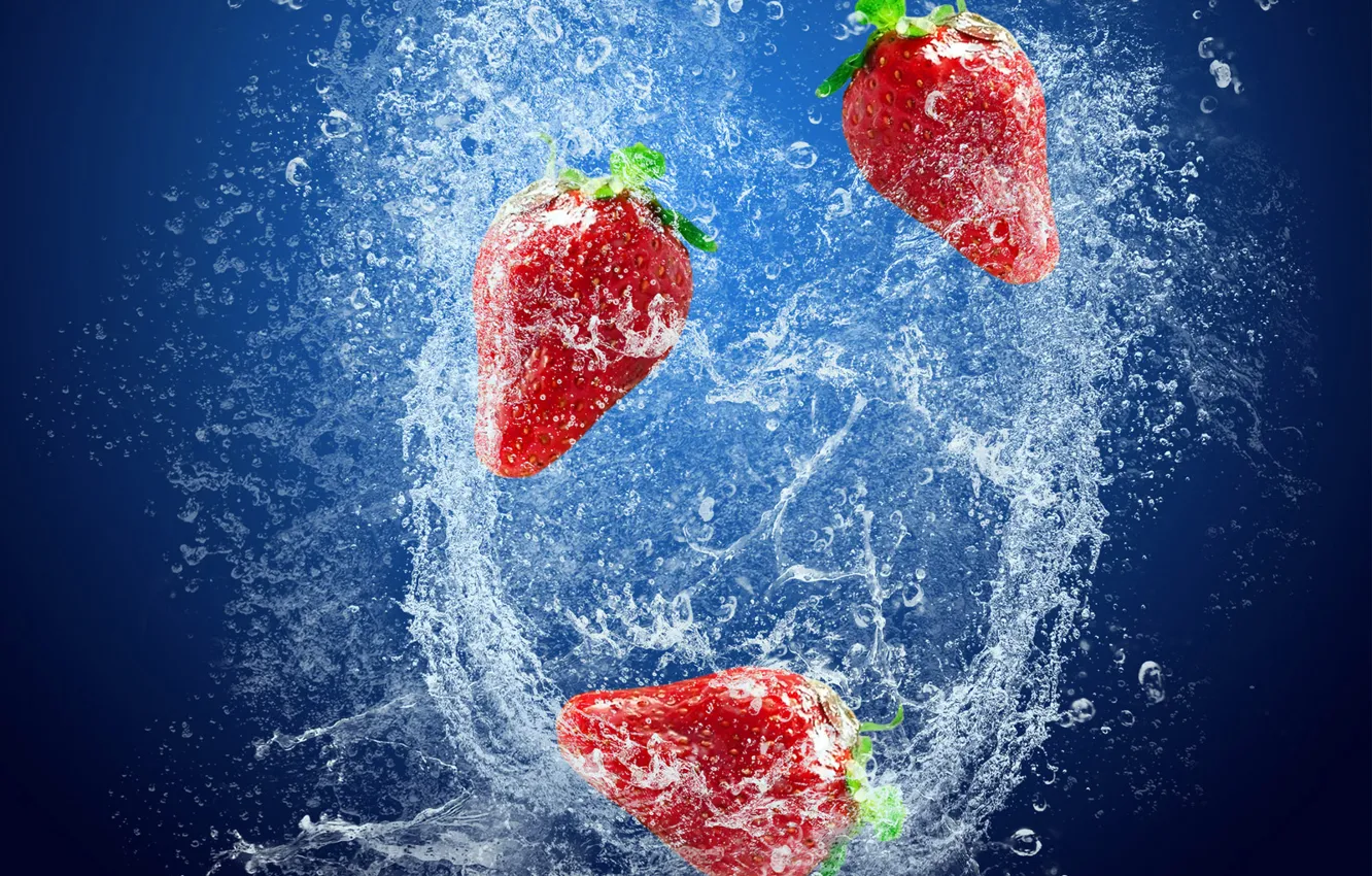 Фото обои вода, брызги, свежесть, ягоды, клубника
