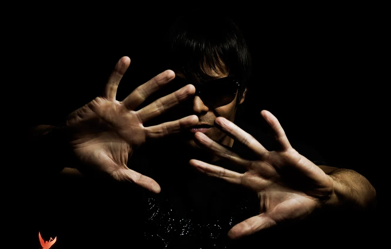 Фото обои темнота, музыка, черный, руки, trance, очки, house, музыкант