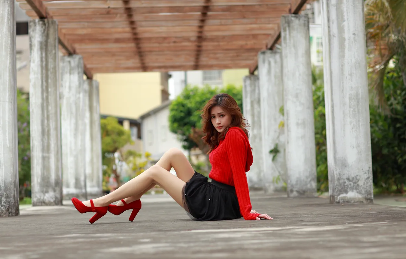 Фото обои взгляд, ножки, сидит, милашка