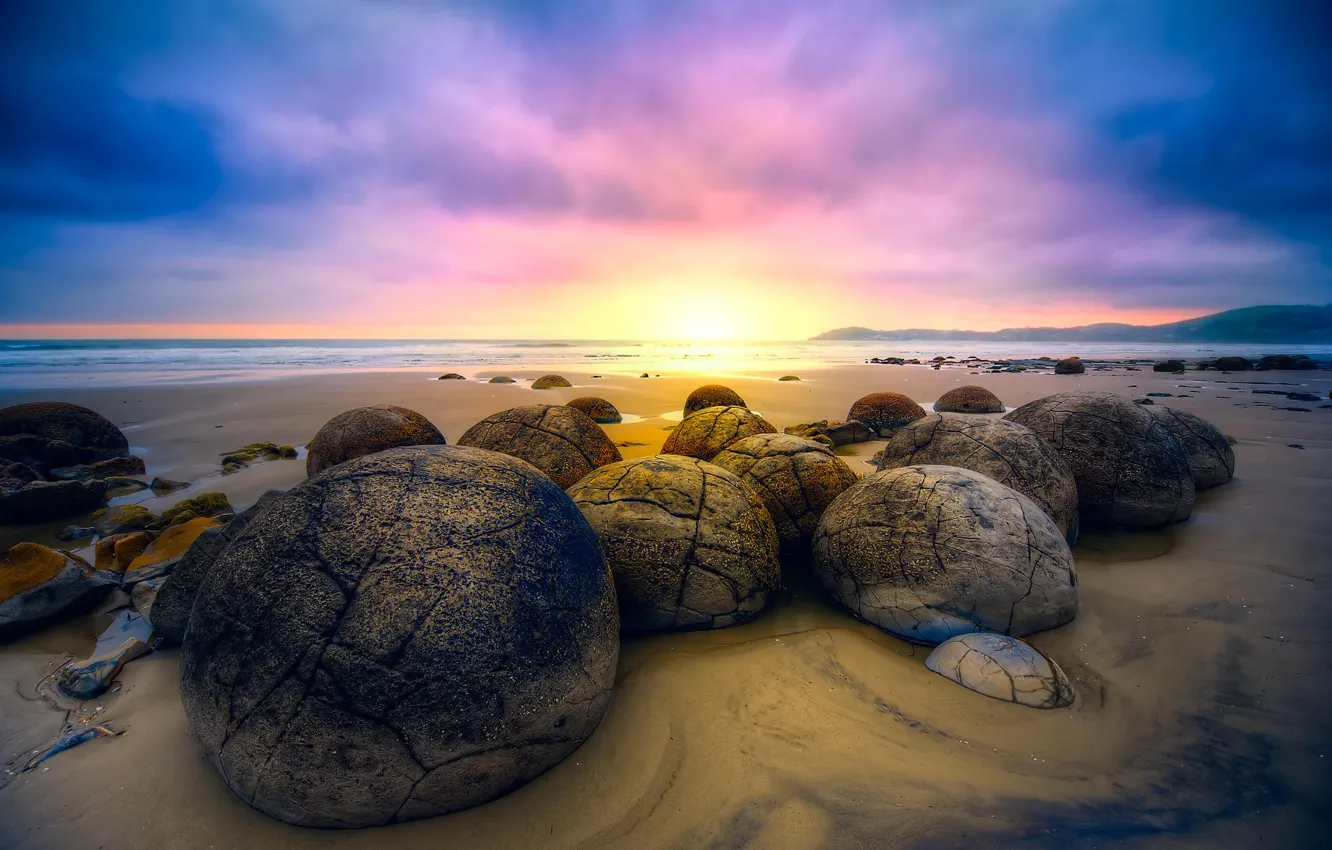 Фото обои песок, пляж, небо, восход, камни, океан, Новая Зеландия, Moeraki Boulders
