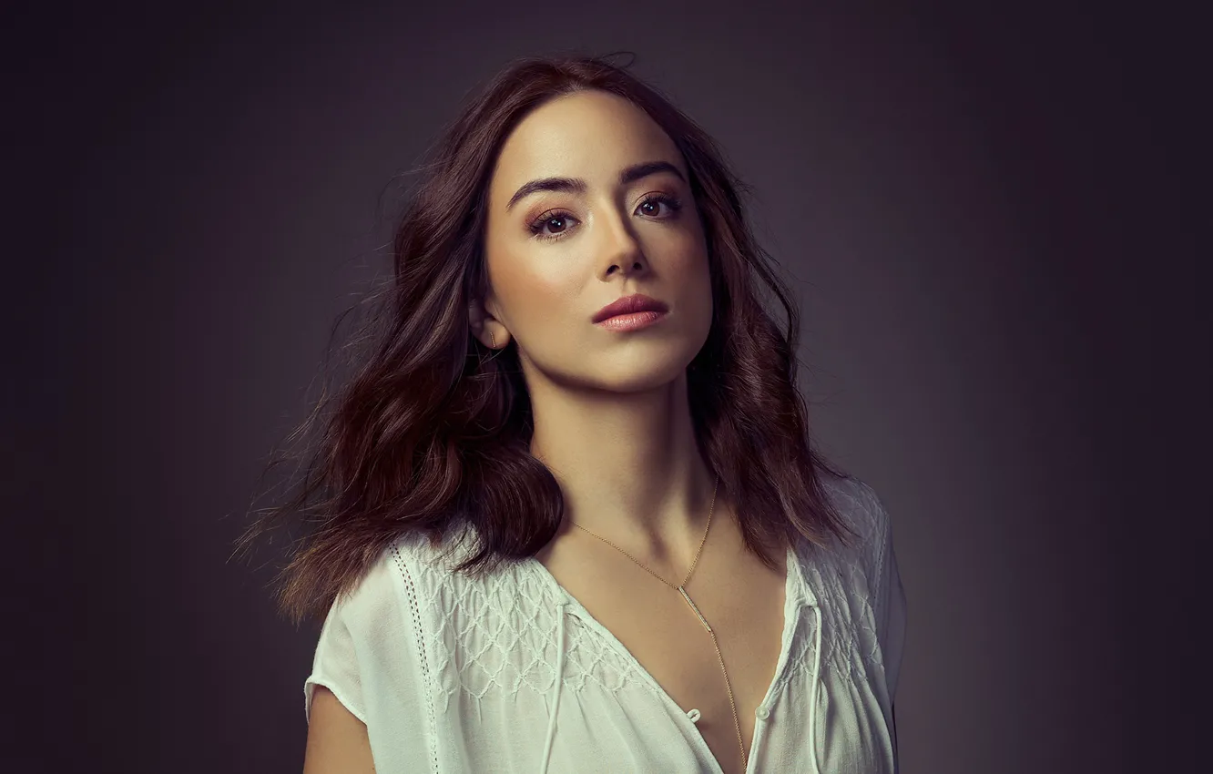 Фото обои взгляд, девушка, лицо, портрет, макияж, цепочка, красивая, Chloe Bennet