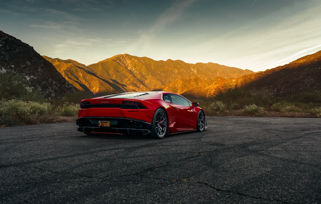 Фото обои горы, красный, вид сзади, Lamborghini Huracan