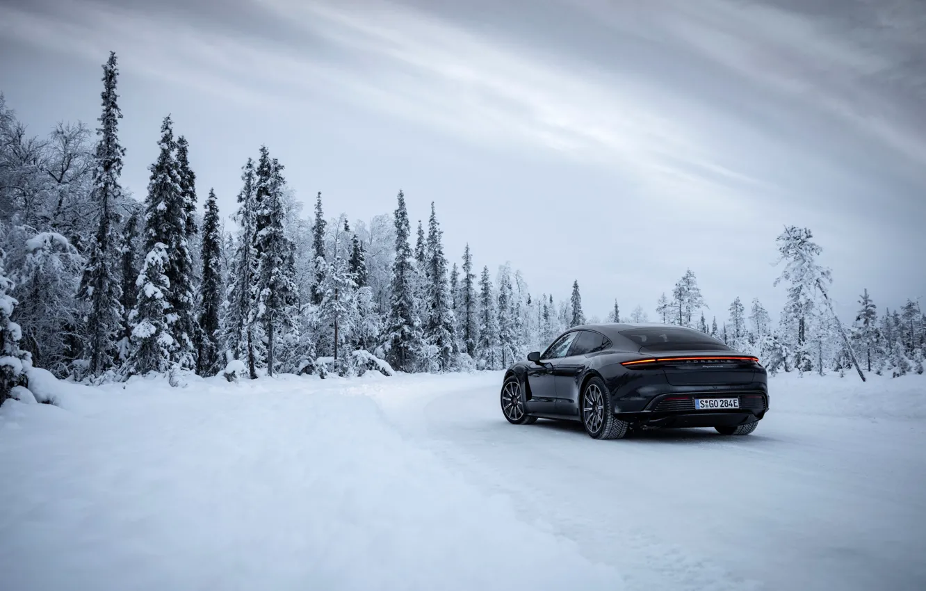 Фото обои зима, дорога, лес, снег, чёрный, Porsche, 2020, Taycan