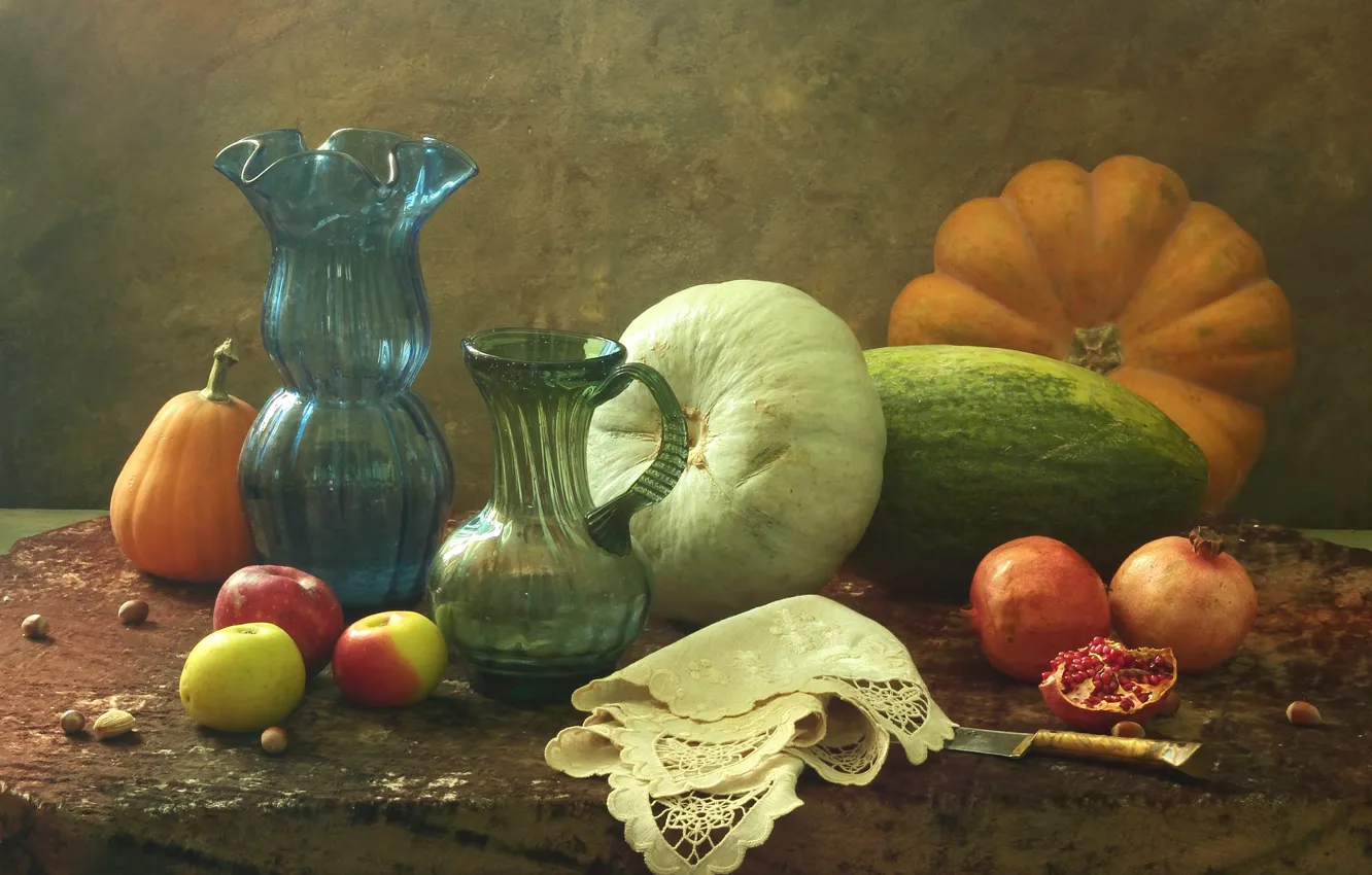 Фото обои яблоки, тыквы, натюрморт, предметы, гранаты, салфетка, композиция, графин