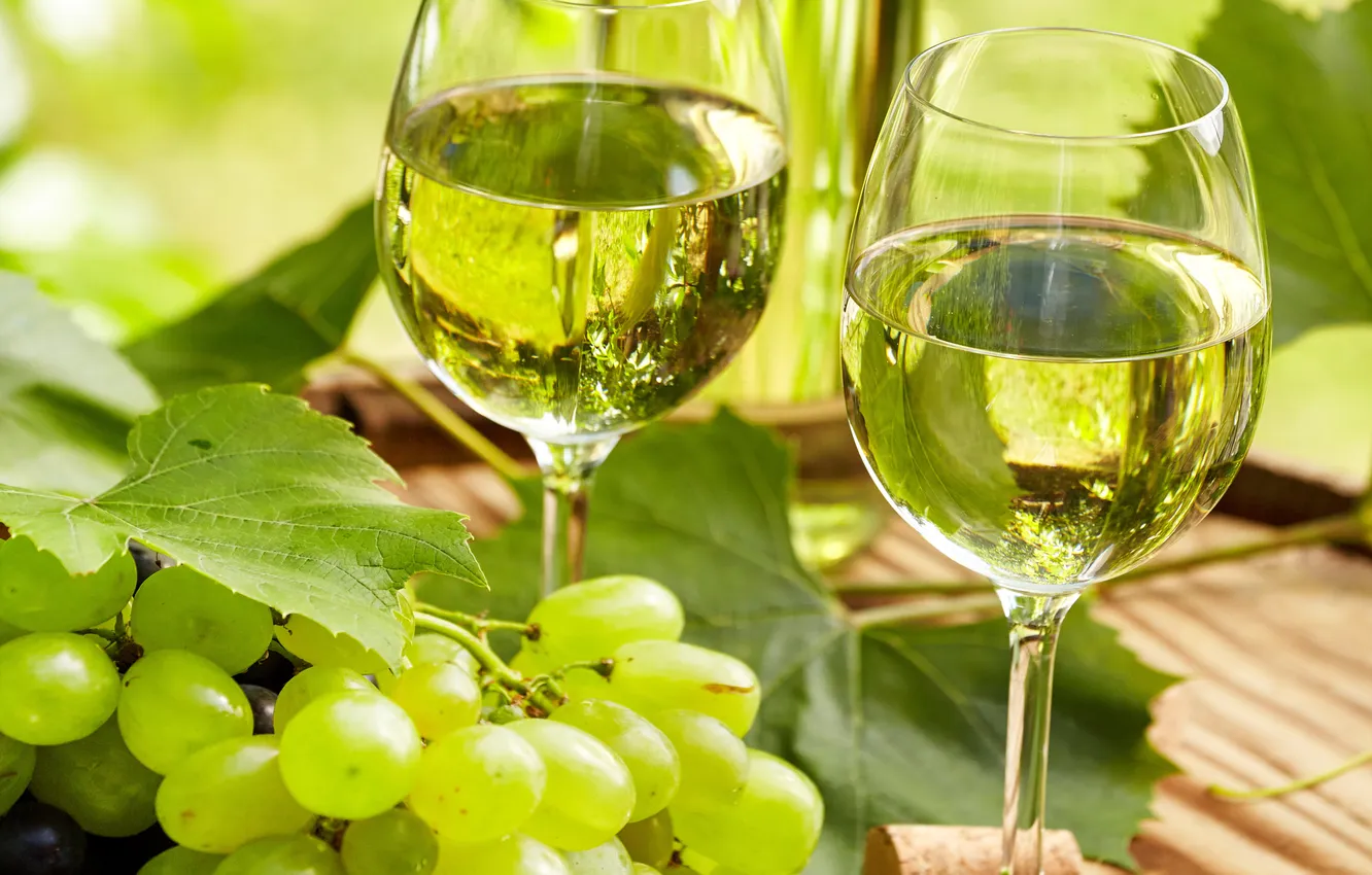 Фото обои листья, зеленый, вино, бутылка, бокалы, виноград, пробка, боке