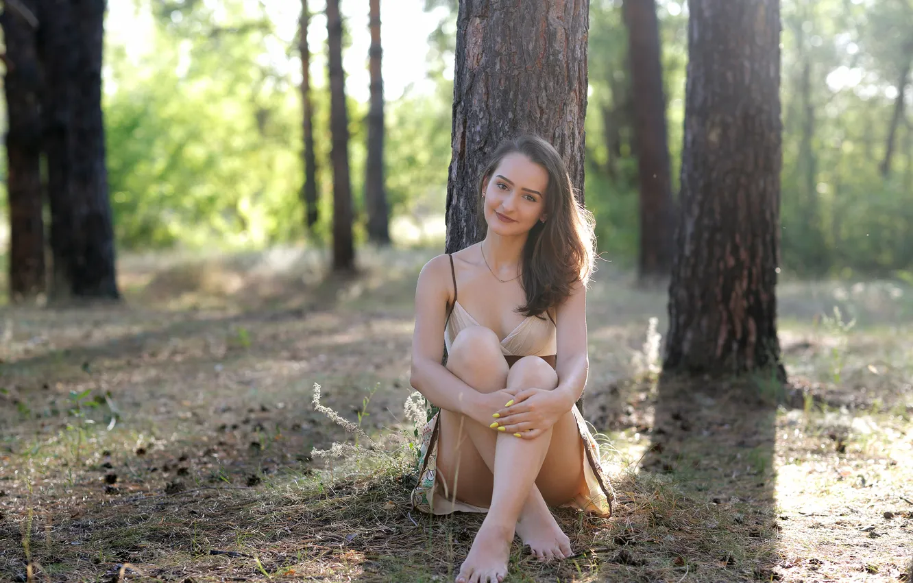 Фото обои лес, улыбка, модель, позитив, босиком, ножки, Анна, красивая девушка