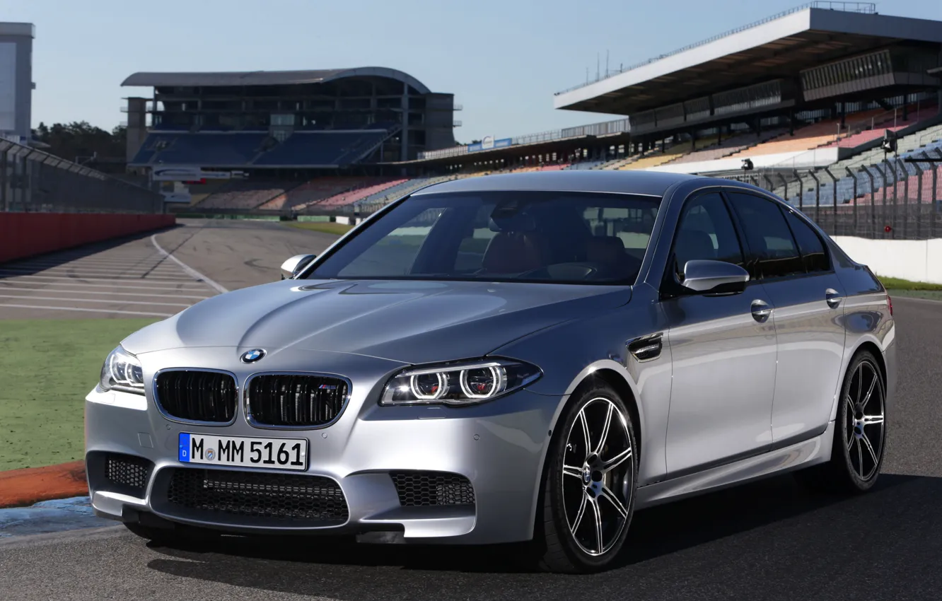 Фото обои серый, BMW, седан, трибуны, F10, 2013, M5, M5 Competition