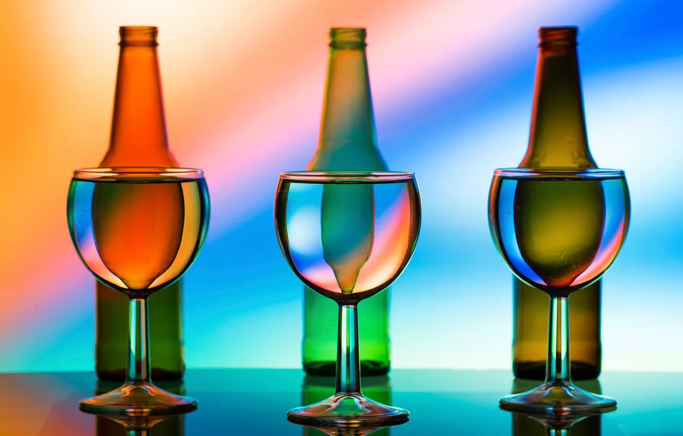 Фото обои стекло, свет, линии, цвет, бокалы, бутылки