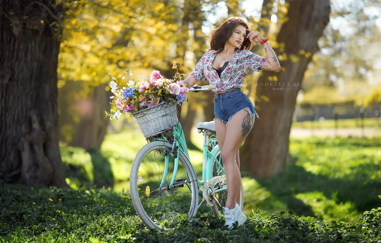 Фото обои girl, shorts, bike, beautiful, model, tattoo, sneakers