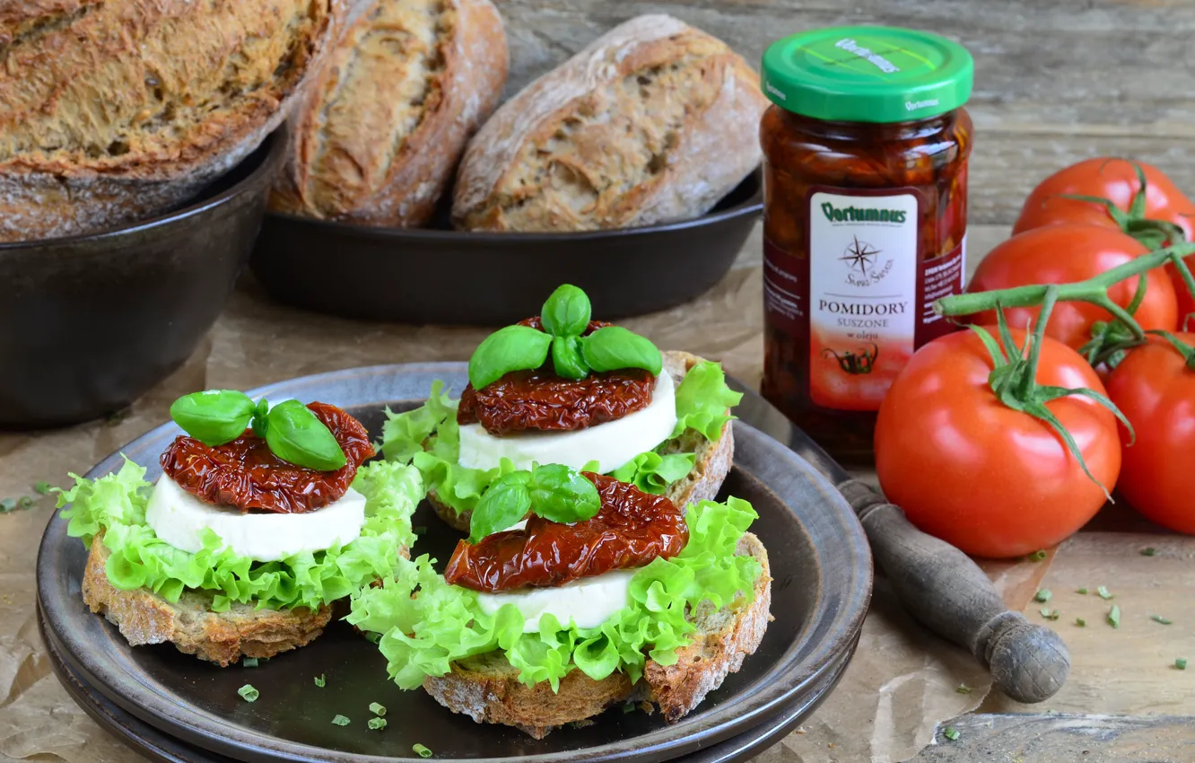 Фото обои хлеб, помидоры, соус, базилик, моцарелла