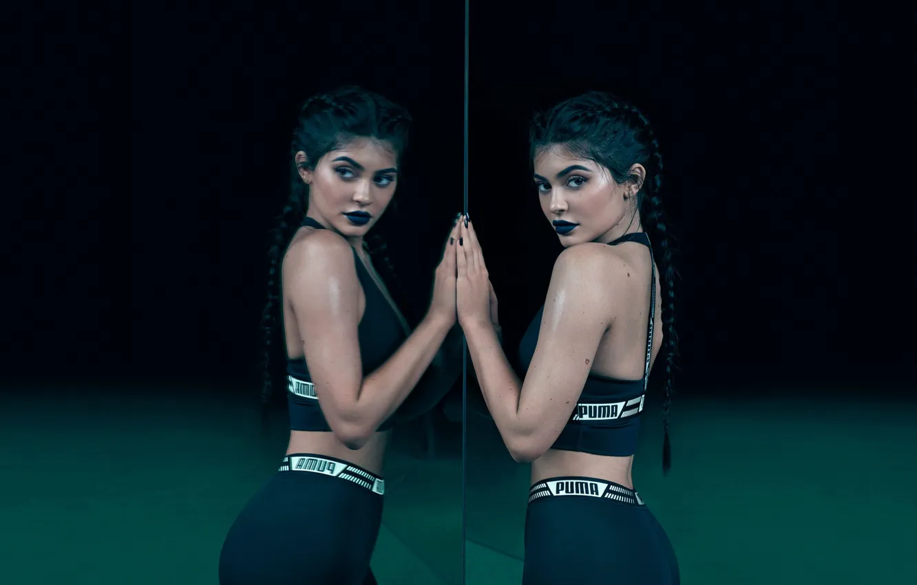 Фото обои отражение, брюнетка, косички, косы, Kylie Jenner, большие губы