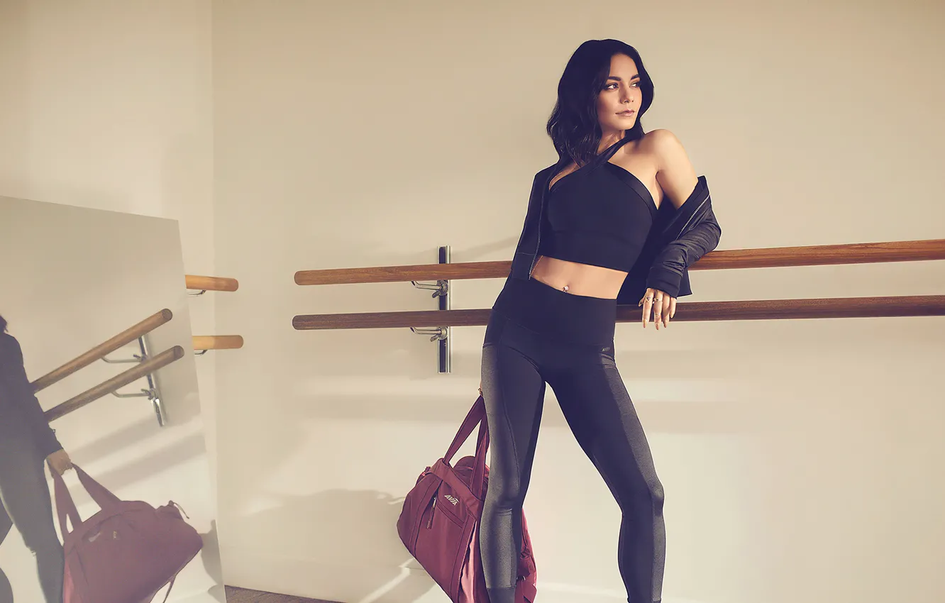 Фото обои девушка, поза, фигура, зеркало, сумка, Vanessa Hudgens