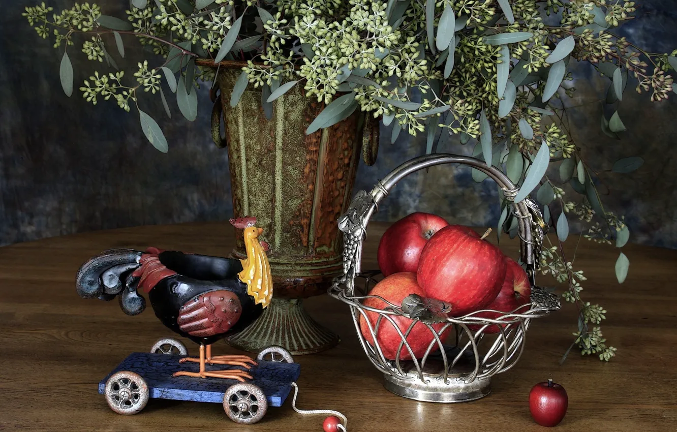 Фото обои стол, корзина, яблоки, игрушка, ваза, натюрморт, петушок