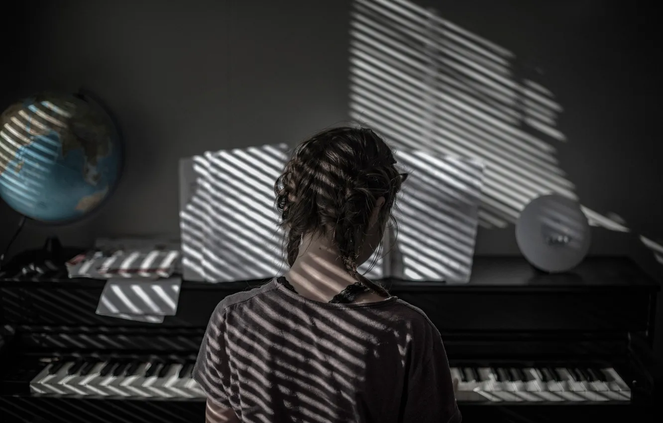 Фото обои клавиши, девочка, косички, пианино