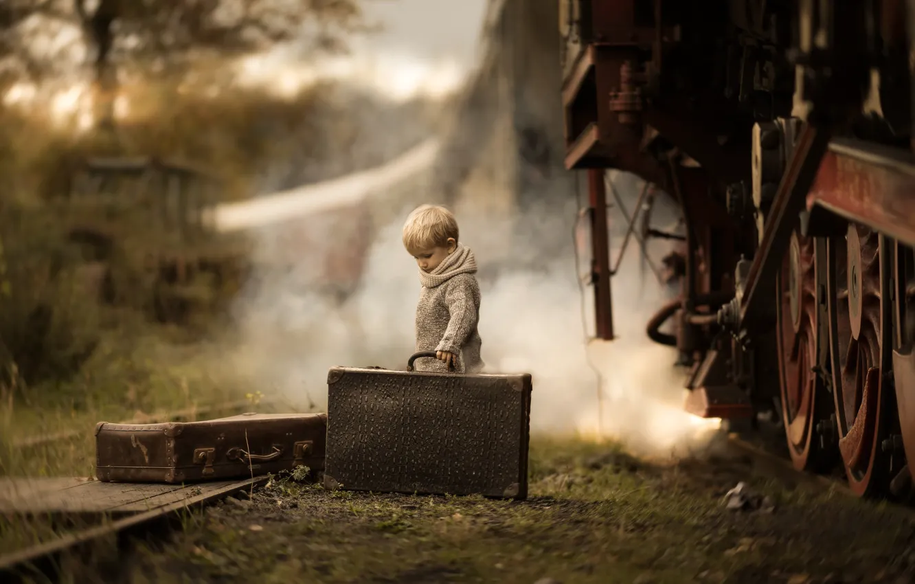 Фото обои поезд, мальчик, чемоданы