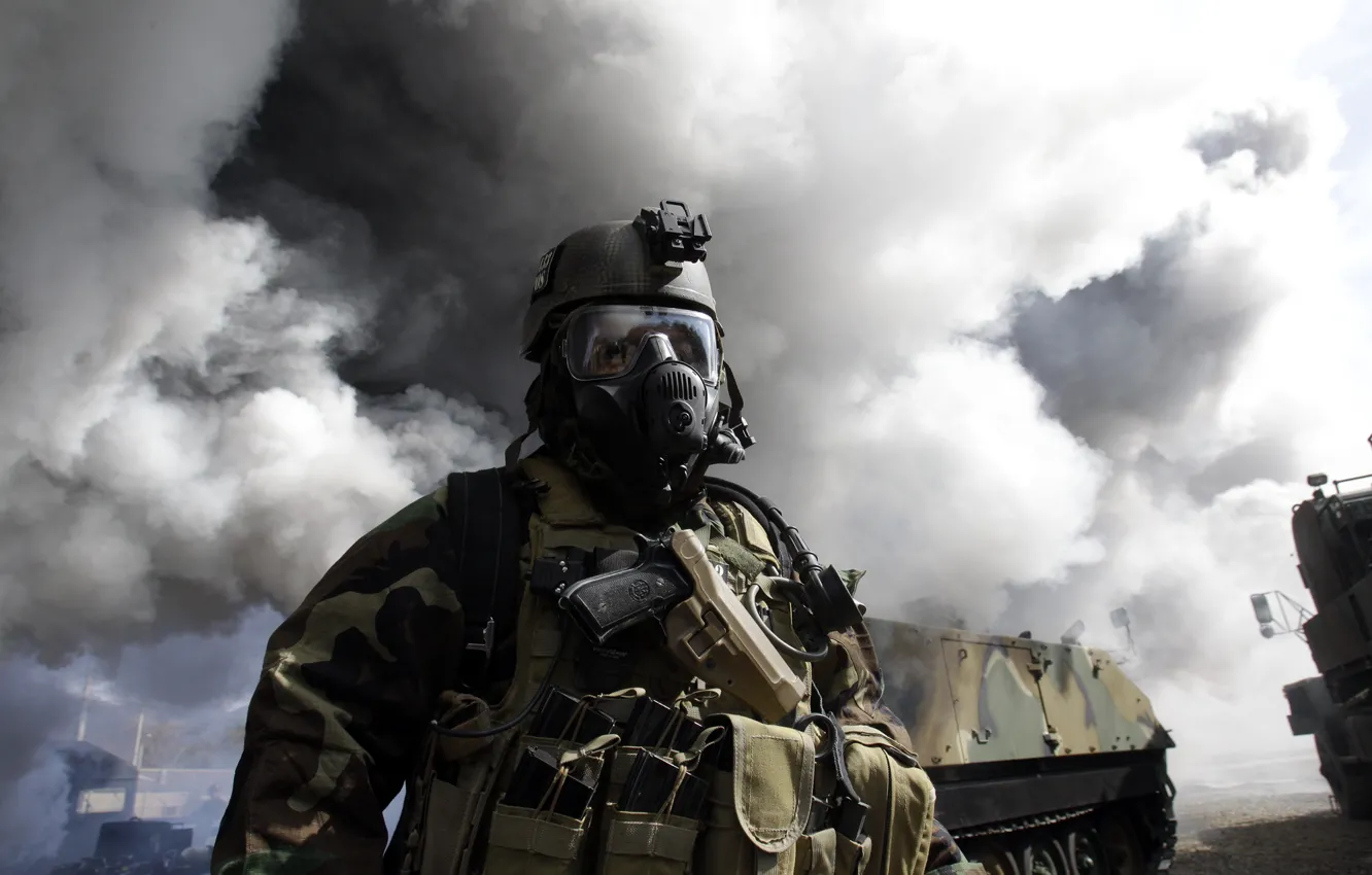 Фото обои пистолет, дым, техника, очки, солдат, противогаз, разгрузка