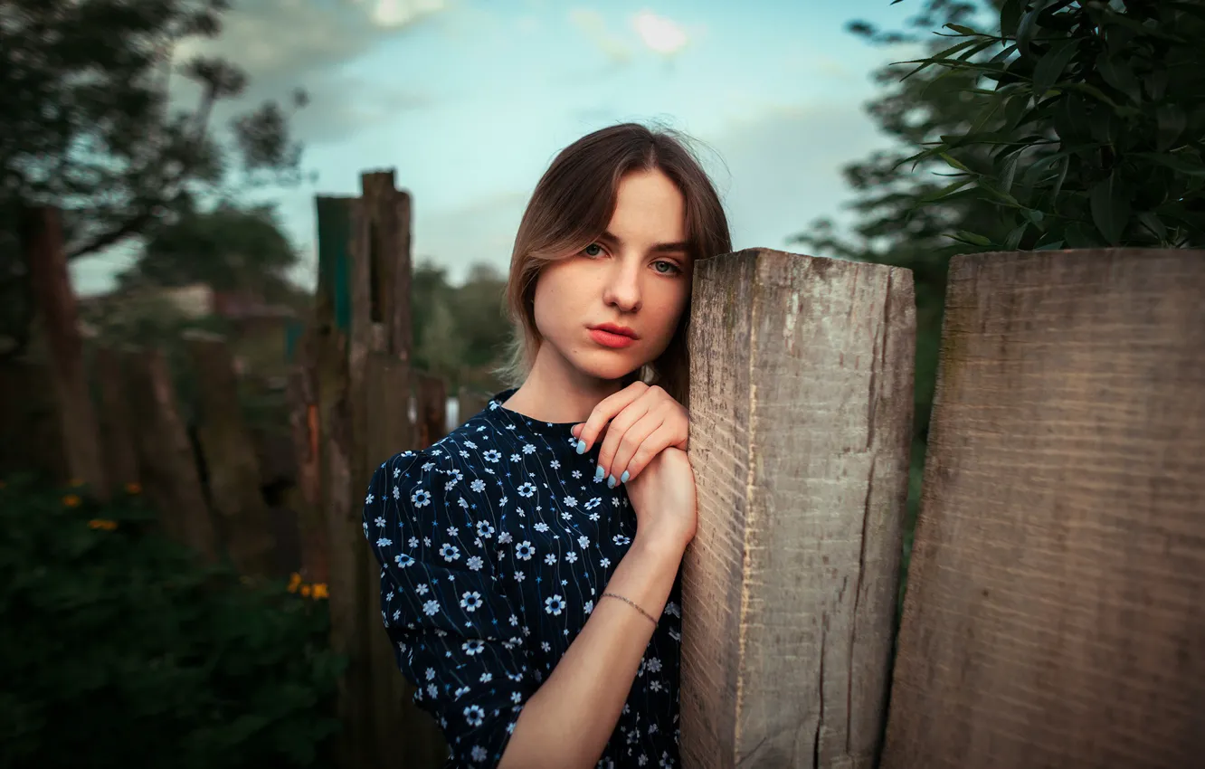 Фото обои девушка, природа, забор, платье, шатенка, Виктор Раков