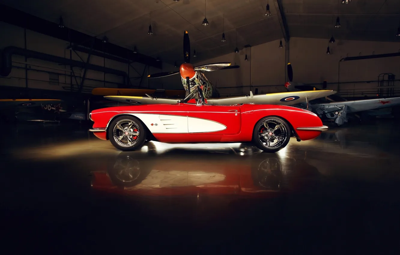 Фото обои красный, тюнинг, ангар, corvette, полумрак, шевроле, диски, классика