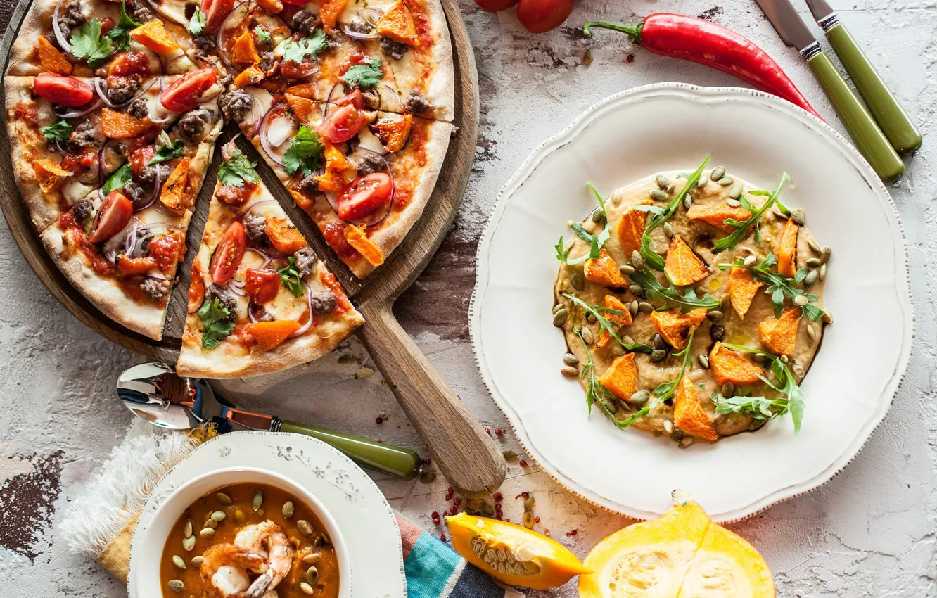 Фото обои зелень, еда, суп, пицца, томат, столовые приборы