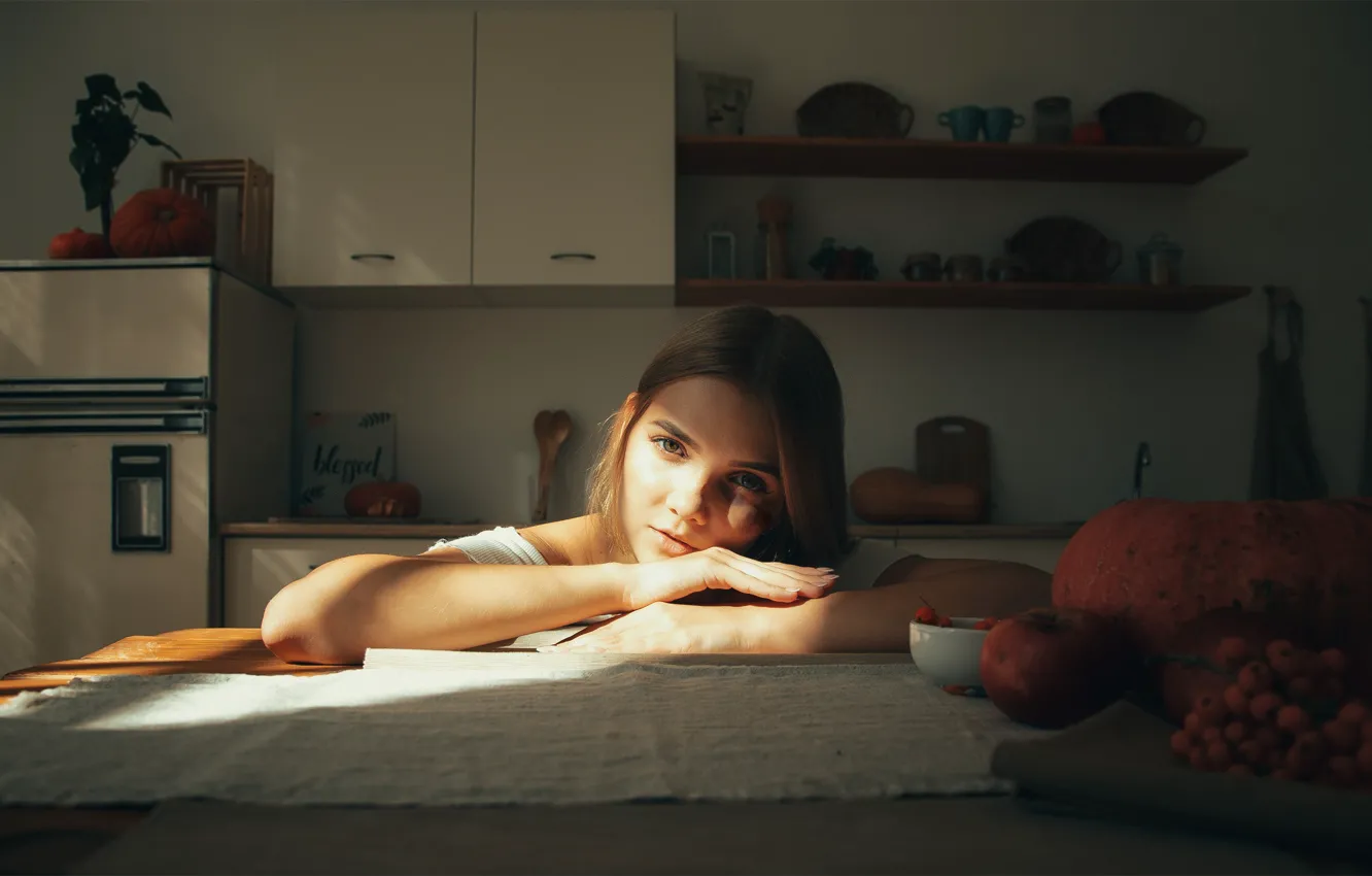 Фото обои model, fruit, women, brunette, pumpkin, table, kitchen, looking at viewer