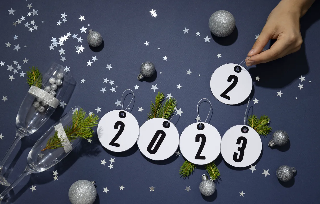 Фото обои шарики, круги, ветки, праздник, серебро, рука, бокалы, цифры