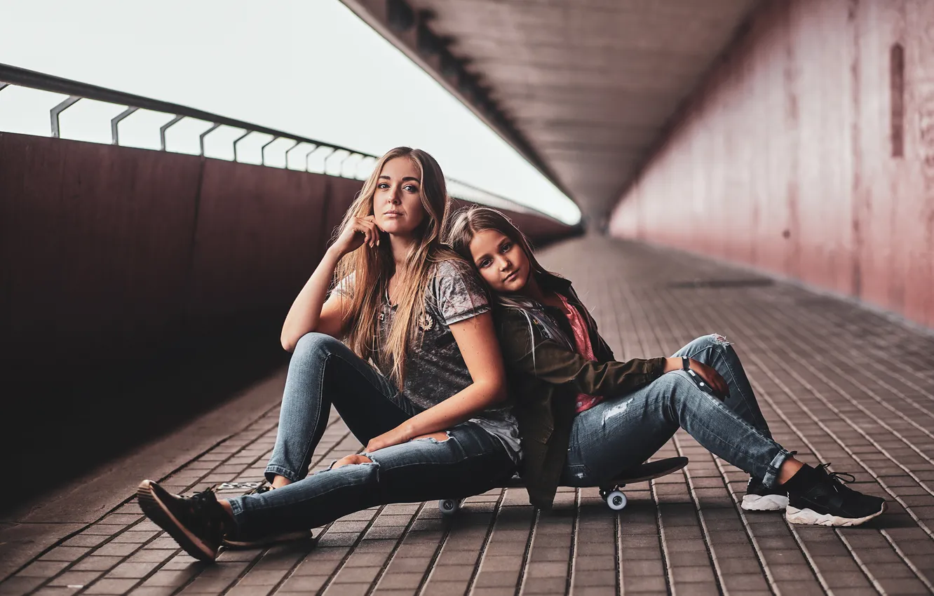 Фото обои two, attractive, teenagers, sitting, friendly