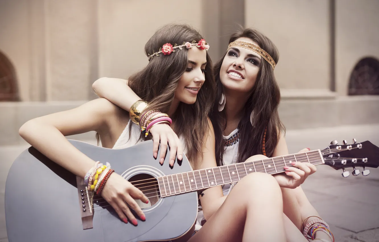 Фото обои девушки, гитара, дружба, улыбки, подружки