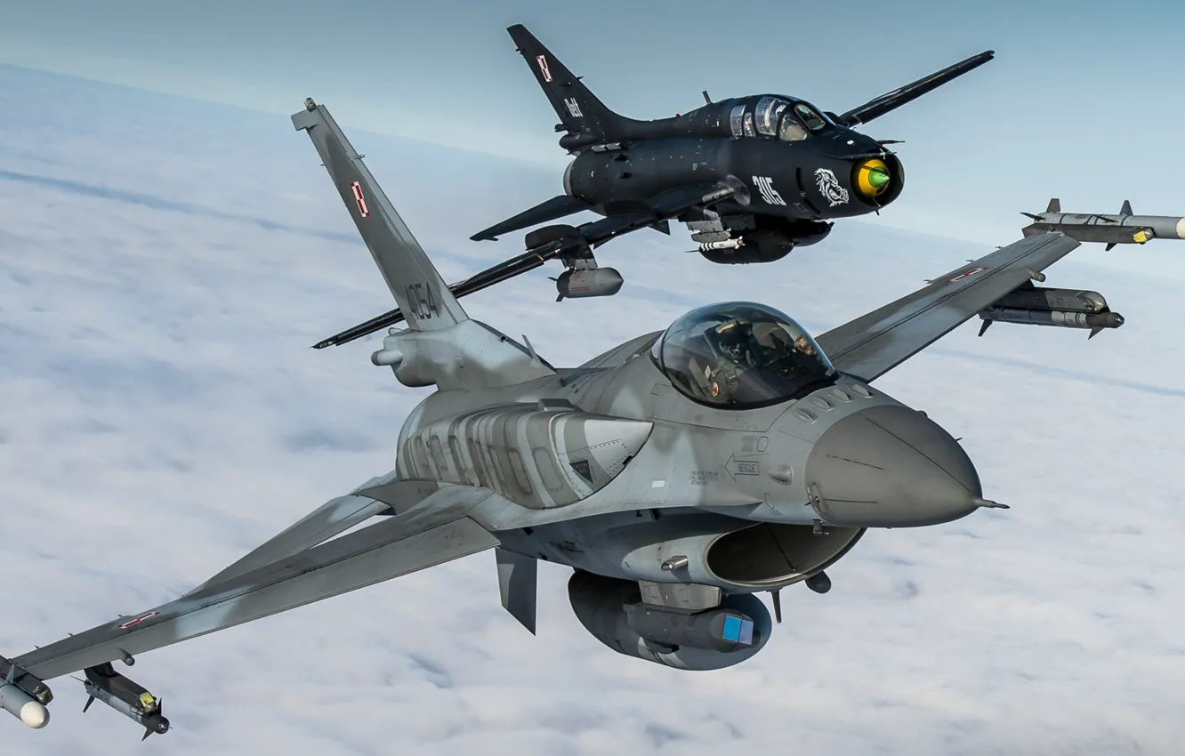 Фото обои Истребитель, F-16, Истребитель-бомбардировщик, F-16 Fighting Falcon, Су-22, Sukhoi Su-22M4, ВВС Польши, Су-22М4