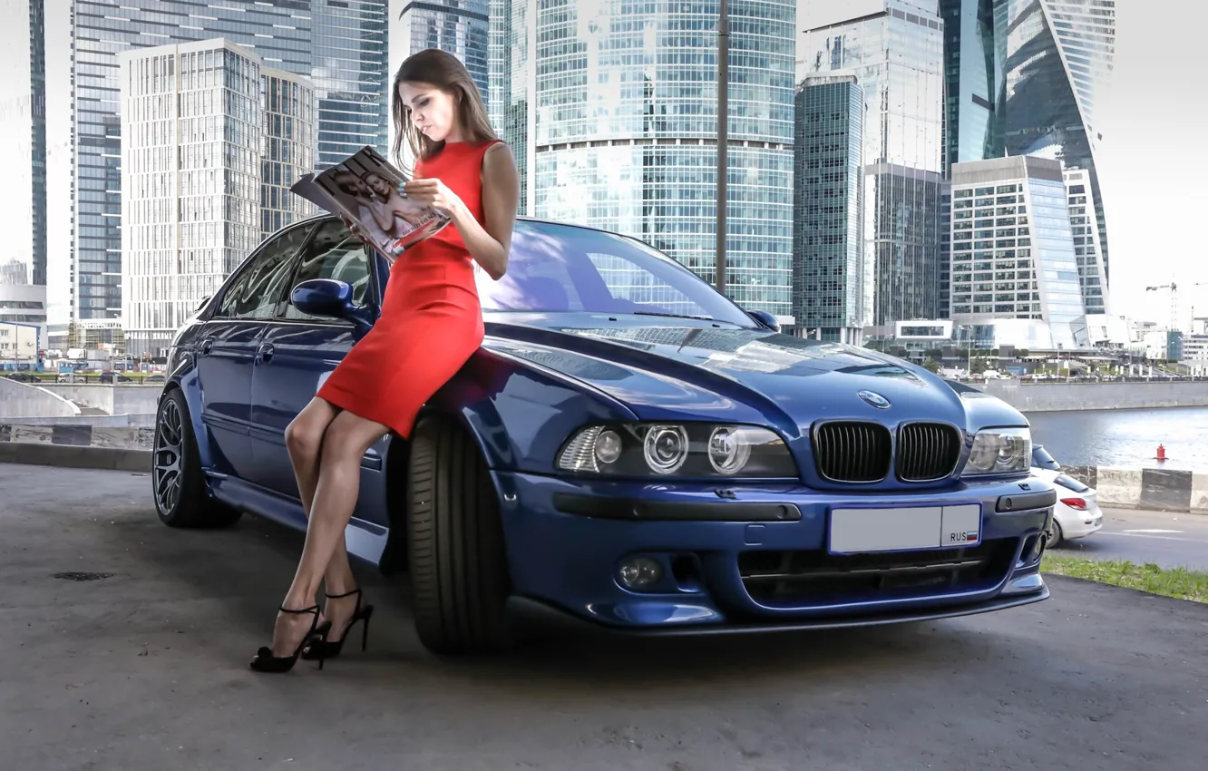 Фото обои авто, город, Девушки, BMW, журнал, красивая девушка, позирует над машиной