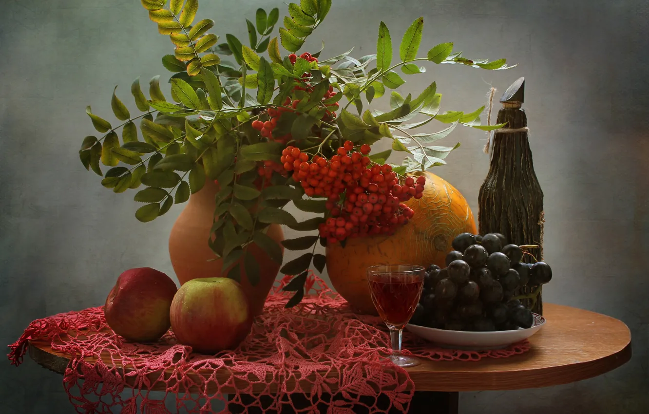 Фото обои ветки, стол, фон, вино, яблоки, бокал, бутылка, ягода