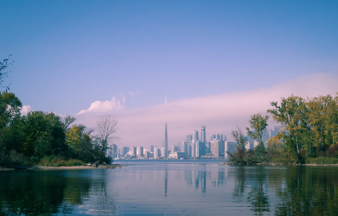 Фото обои облака, деревья, озеро, парк, башня, дома, небоскребы, Канада