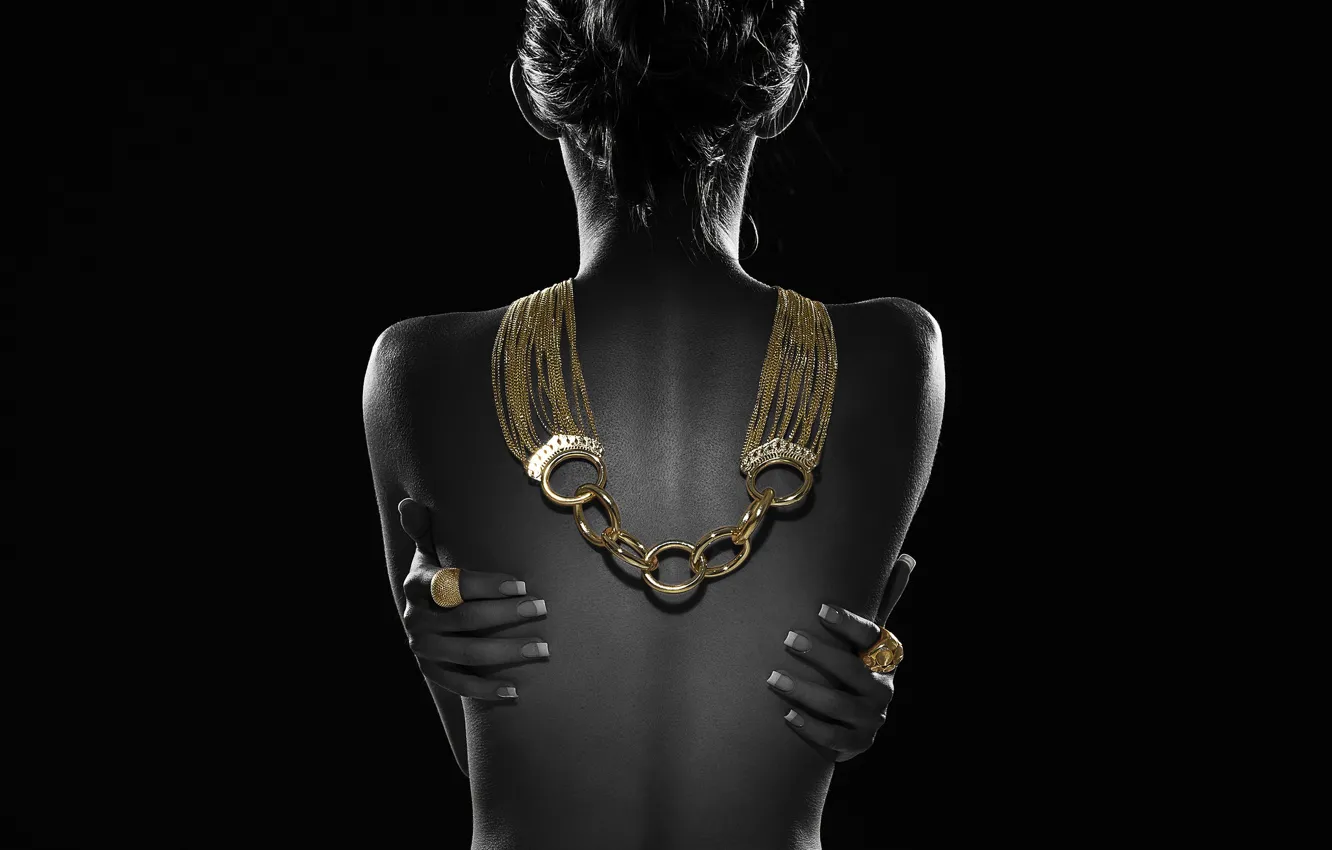 Фото обои девушка, фон, золото, спина, руки, кольцо, украшение, колье