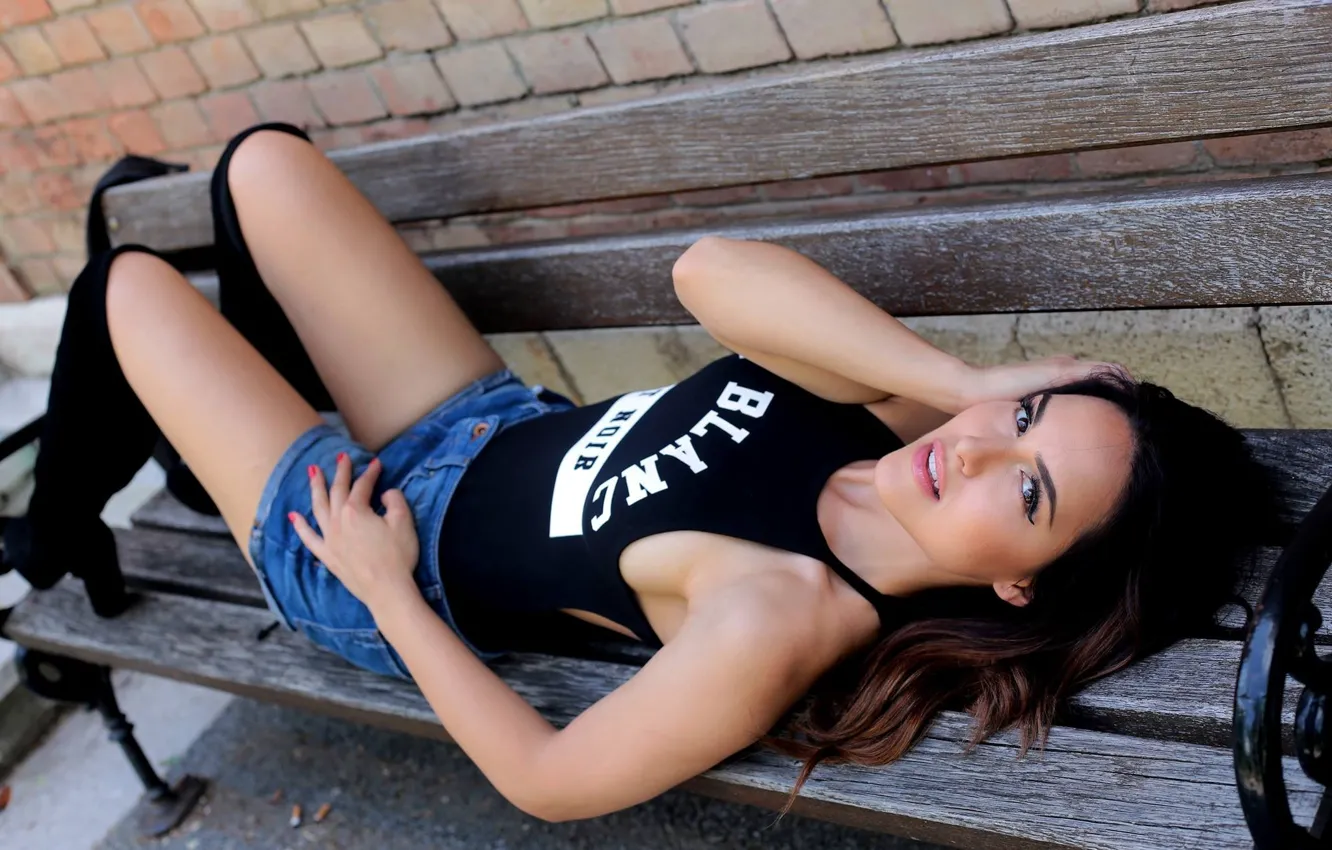 Фото обои girl, shorts, model, brunette, cute, boots, tank top