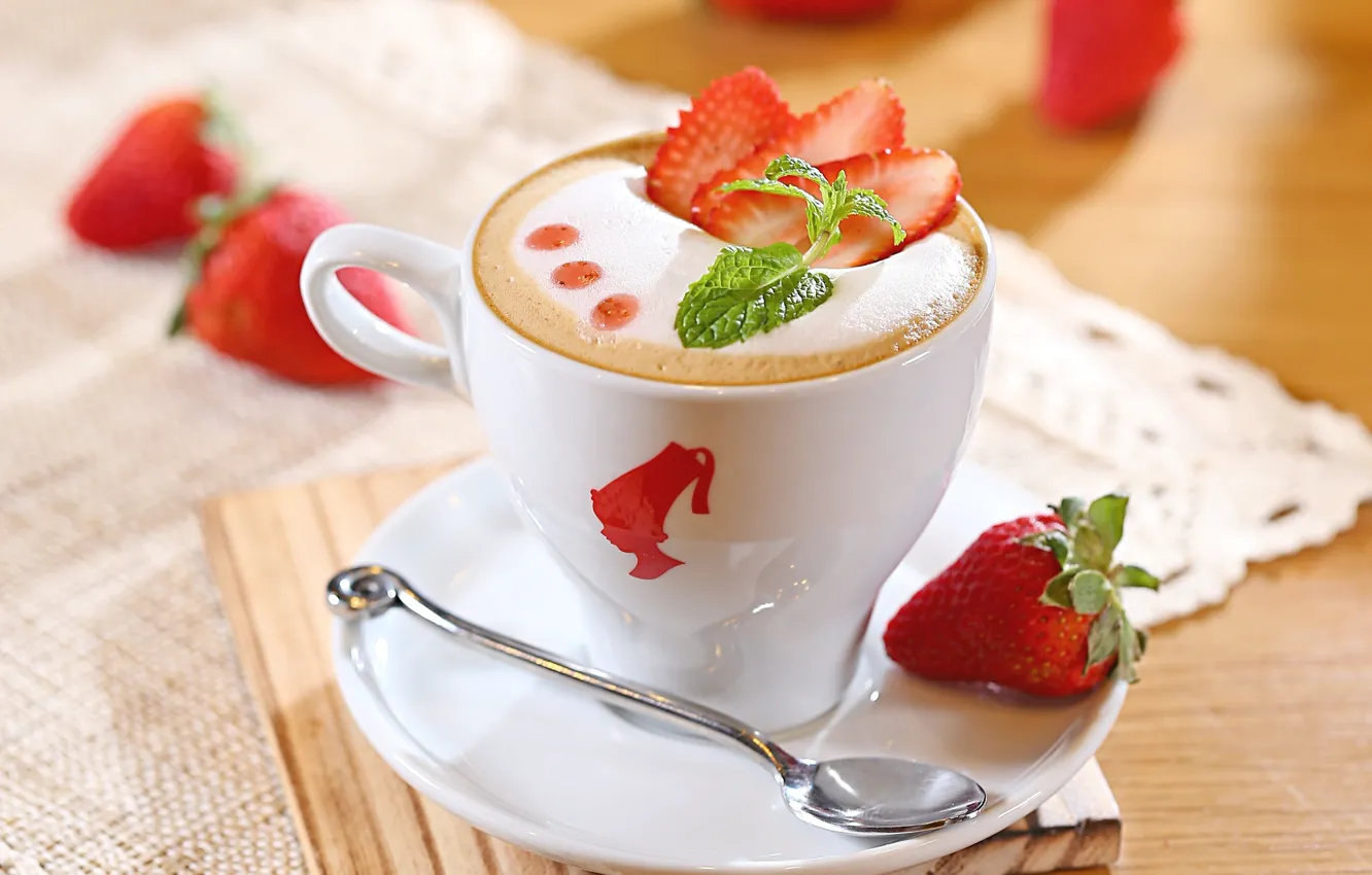 Фото обои пена, ягоды, кофе, молоко, клубника, ложка, чашка, напиток