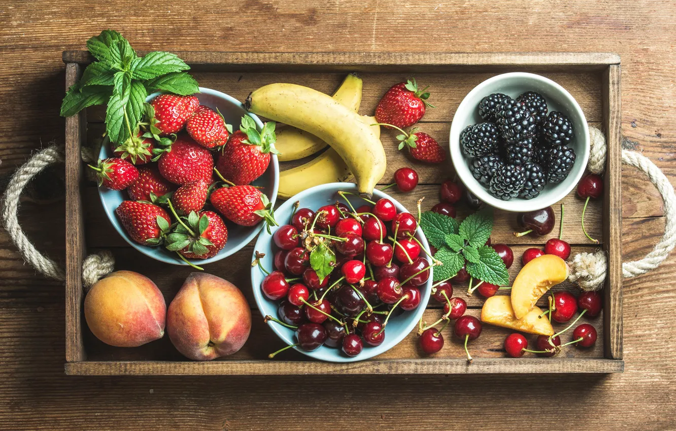 Фото обои вишня, ягоды, клубника, бананы, персики, ежевика