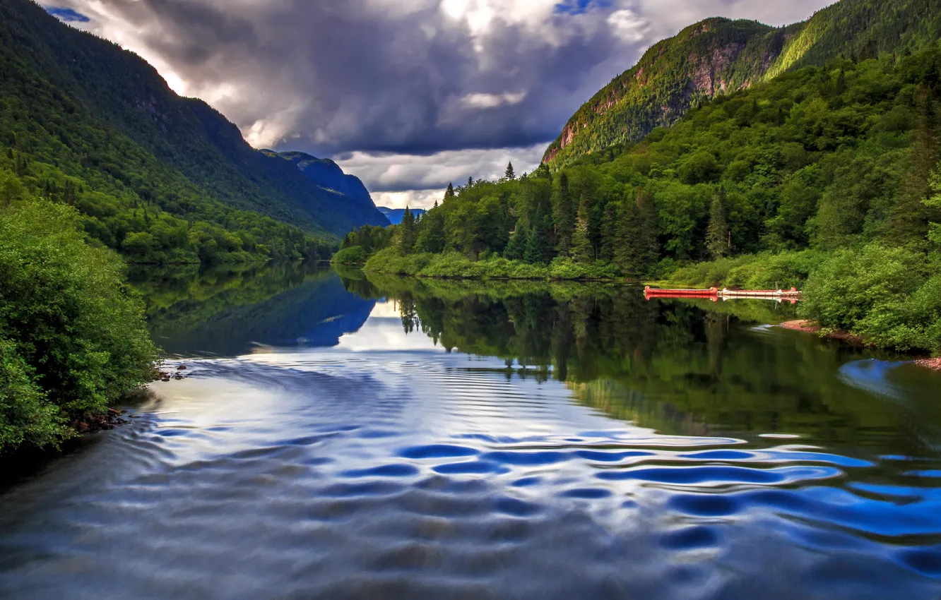 Фото обои лес, облака, деревья, горы, река, лодки, Канада, Quebec
