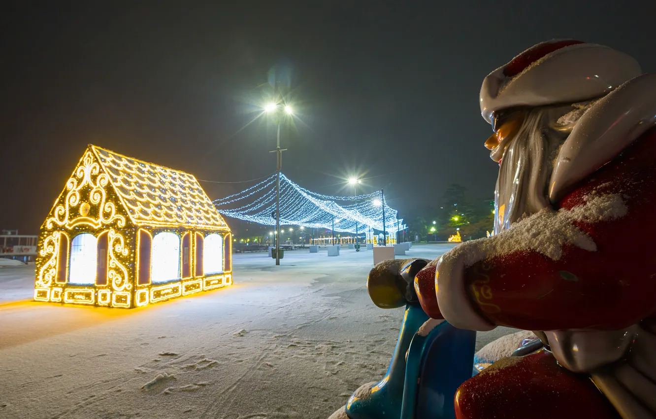 Фото обои зима, снег, ночь, город, фигура, освещение, фонари, Дед Мороз