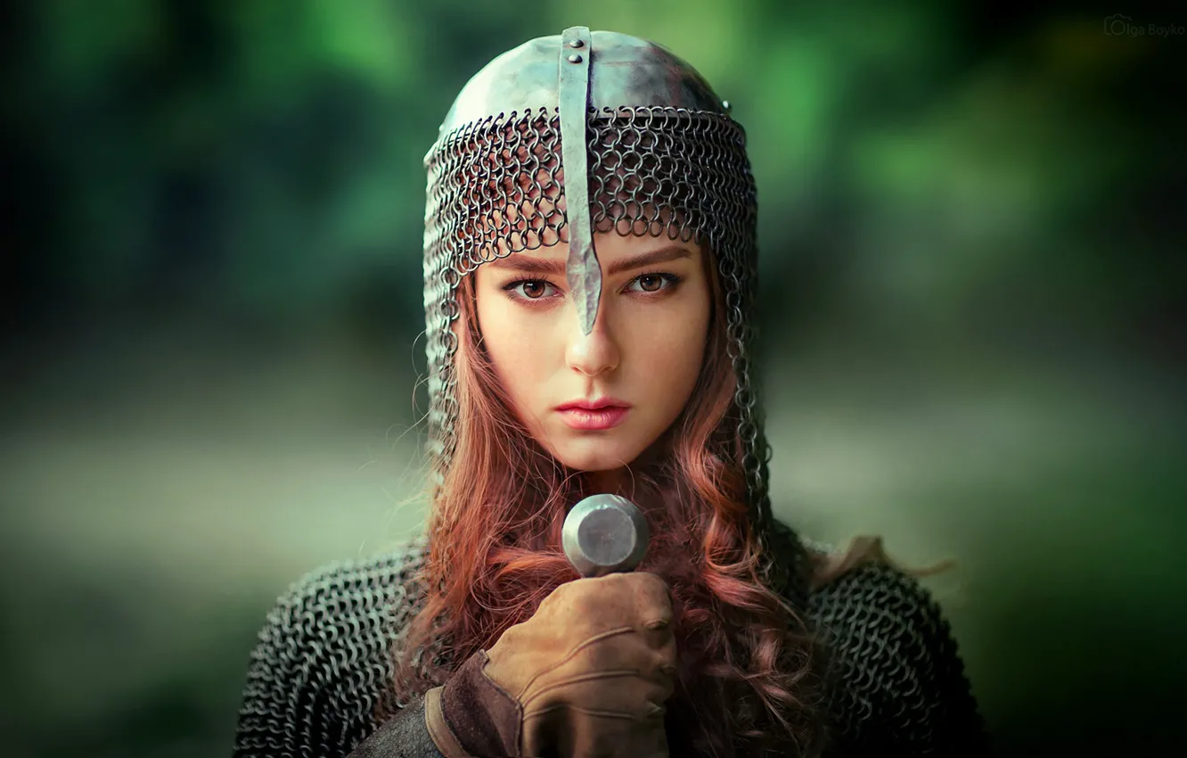 Фото обои зелень, девушка, фон, портрет, меч, макияж, прическа, шлем