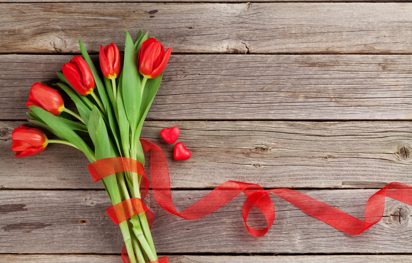 Фото обои букет, лента, тюльпаны, red, wood, romantic, hearts, tulips