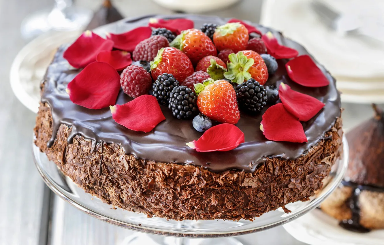 Фото обои ягоды, шоколад, лепестки, торт