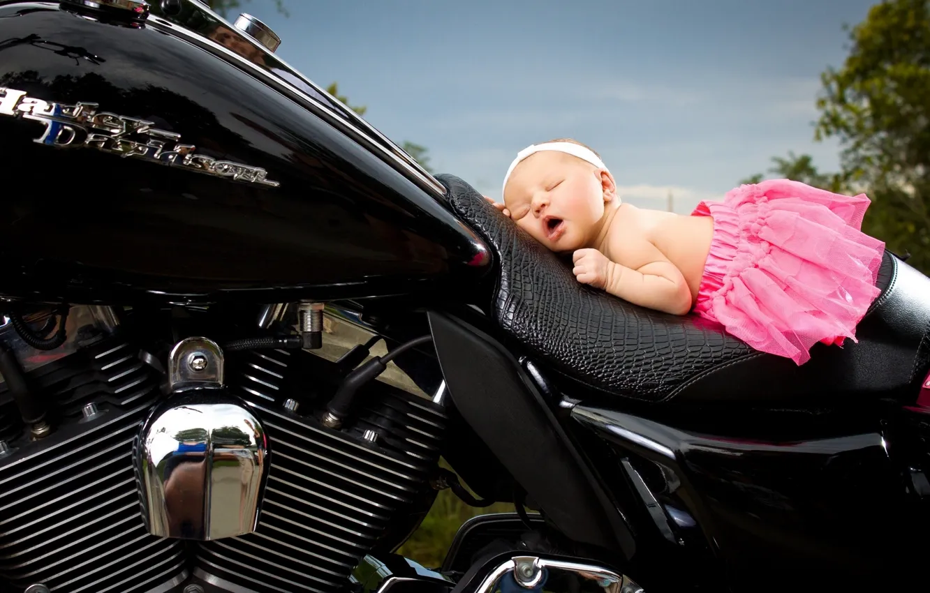 Фото обои сон, мотоцикл, девочка, повязка, младенец, юбочка, Harley-Davidson, спящая