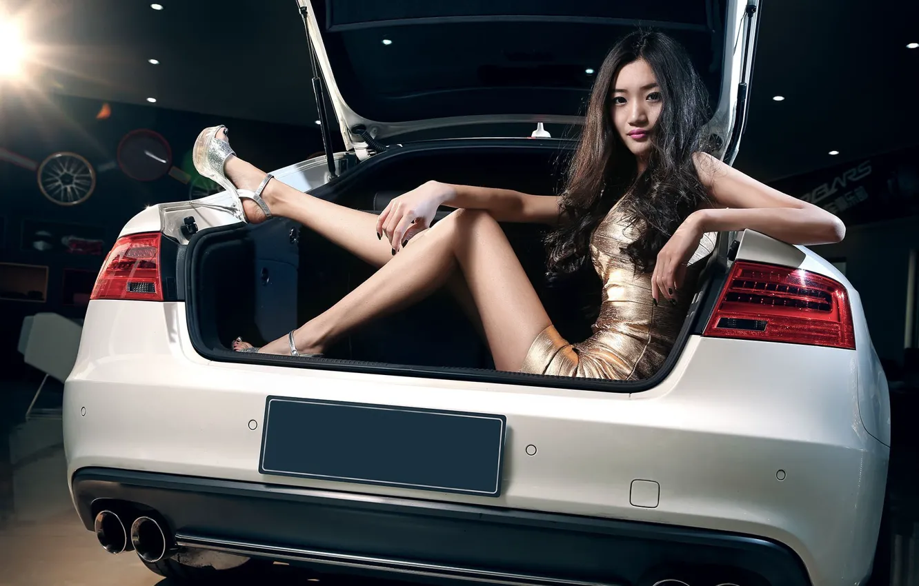 Фото обои взгляд, Audi, Девушки, азиатка, красивая девушка, белый авто, позирует в багажнике