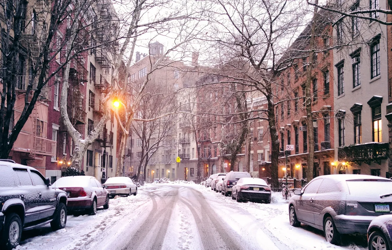 Фото обои зима, дорога, свет, снег, деревья, машины, город, улица