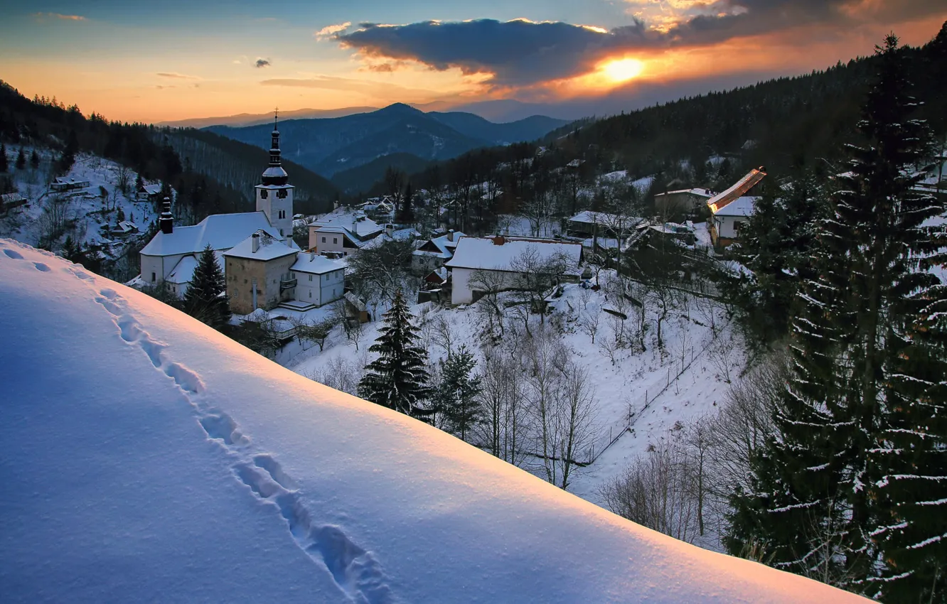 Фото обои зима, снег, пейзаж, закат, горы, следы, природа, село